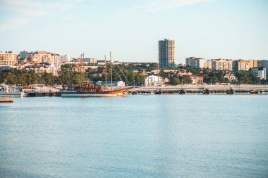 Gelendzhik, Rusya, 27 Mayıs 2020: Yazın Karadeniz Körfezi 'nde sürekli eğlence gemileri ve yatları bulunan tatil beldesi ve merkez rıhtımı.