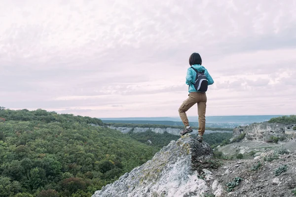 Samotna Młoda Podróżniczka Stoi Kamieniu Szczycie Góry Odkrywanie Nowych Miejsc — Zdjęcie stockowe