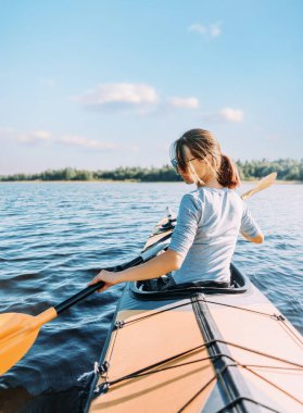 Genç ve güzel bir kadın yeni yerler keşfetmek için bir tekneye biniyor. Arkadan bak..