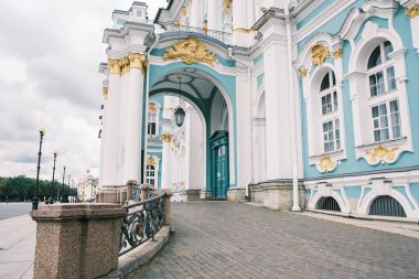 Saint-Petersburg, Rusya, 31 Ağustos 2020: Saray meydanına Kış Sarayı girişi.