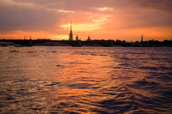 2020年9月3日 俄罗斯圣彼得堡 日落时彼得和保罗要塞的景观 前边是涅瓦河 — 图库照片