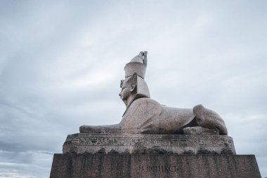 Saint-Petersburg, Rusya, 22 Ağustos 2020: Neva Nehri 'nin Universitetskaya Embankment' indeki heykel gökyüzü bulutlu.