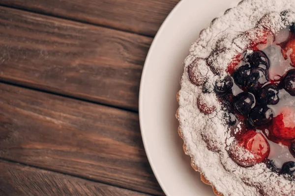 Koyu renkli ahşap bir arka planda ev yapımı turta..