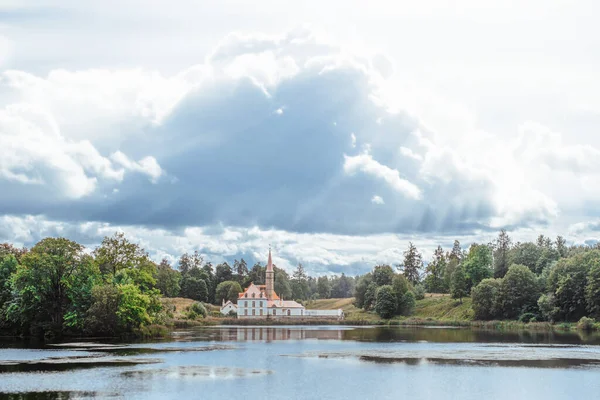 Gatchina San Petersburgo Rusia Agosto 2020 Palacio Prioritario Junto Lago —  Fotos de Stock