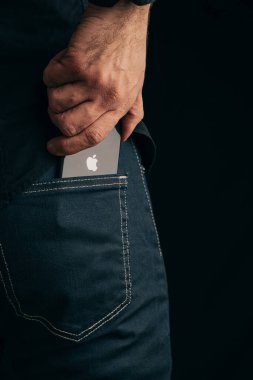 Gelendzhik, Rusya, 24 Mart 2021: Adam arka cebinden bir iPhone 11 çıkardı. Apple logosuna yakın plan.