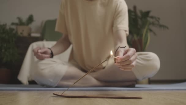 Ung Kvinna Tänder Eld Doftpinne Framför Sig Förberedelse För Meditation — Stockvideo