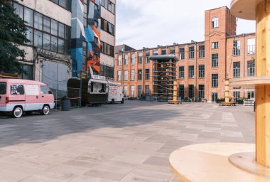 Saint-Petersburg, Rusya, 03 Eylül 2020: Kamu sanat alanı Sevkabel Limanı. Tuğla 