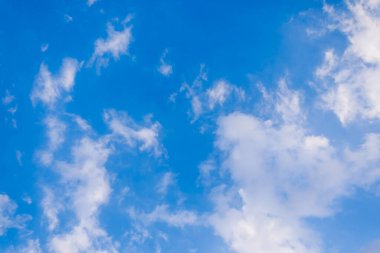 Beyaz bulutlar açık bir arka planda açık bir günde Mavi yaz gökyüzünde.