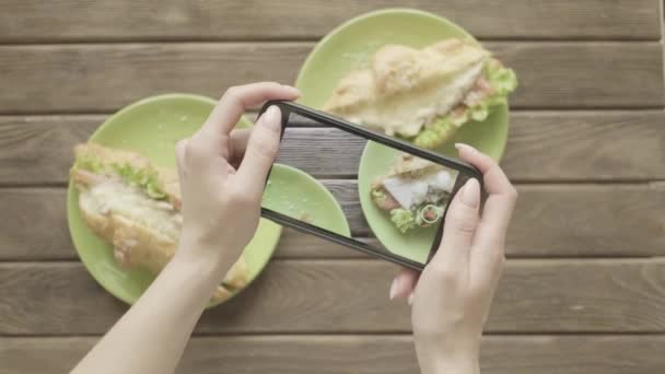 Jeune Femme Filmant Délicieux Croissants Pour Les Médias Sociaux — Video