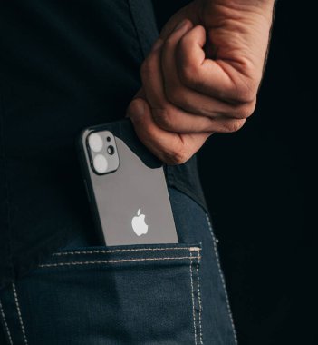 Gelendzhik, Rusya, 24 Mart 2021: Adam cebinden iPhone 11 çıkardı. Apple logosunun ve bir telefon kamerasının yakın çekimi..