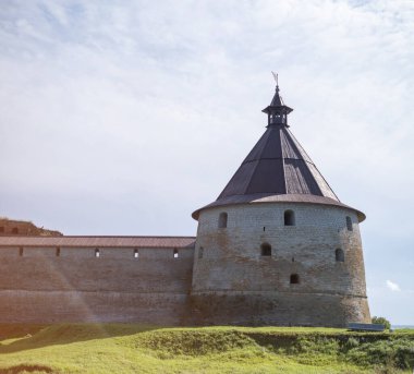 Saint-Petersburg, Shlisselburg, Rusya, 04 Eylül 2020: Güneşli bir günde adada antik kale Oreshek. Çevre savunma kulesi.