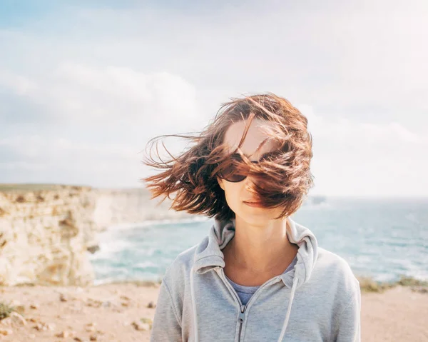 Retrato Una Hermosa Mujer Sonriente Orilla Del Mar Fondo Pelo —  Fotos de Stock