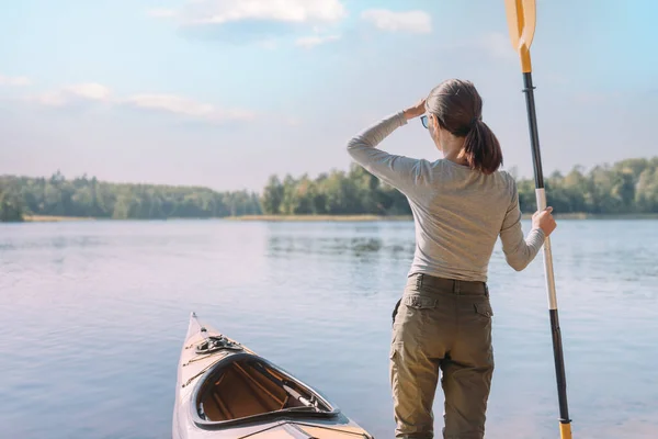 Una Joven Lado Kayak Para Con Una Pala Mira Distancia —  Fotos de Stock