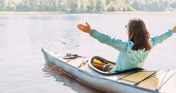 Una Mujer Disfruta Del Kayak Río Sensación Libertad Del Bullicio —  Fotos de Stock