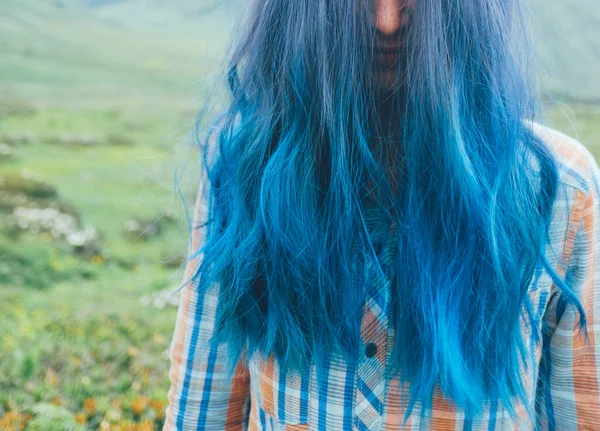 Close Cabelo Feminino Azul Retrato Uma Pessoa Não Reconhecível Prados — Fotografia de Stock