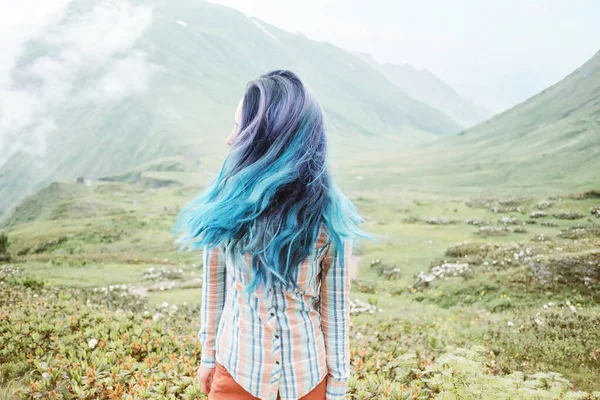 Jonge Vrouw Met Blauw Haar Ontspannen Bergen — Stockfoto