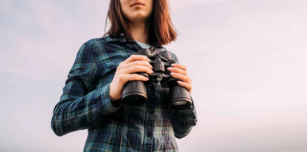 Young Unrecognizable Woman Explorer Binoculars Her Hands Background Sky — Stock Photo, Image