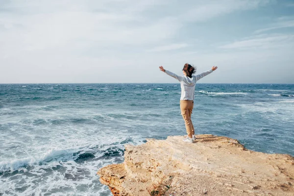 Vrouw Staat Aan Kust Van Een Stormachtige Zee Met Opgeheven — Stockfoto