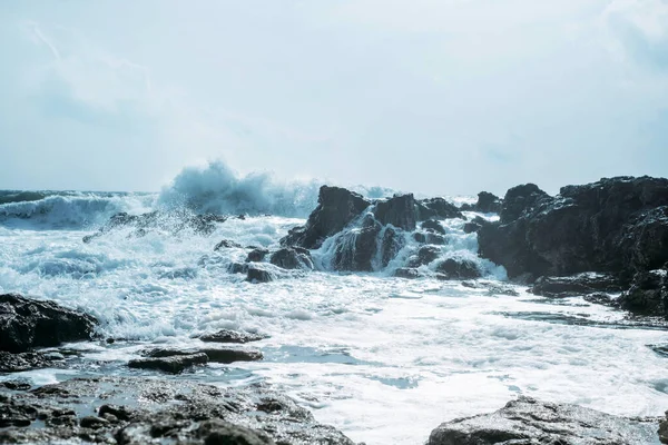 Blaues Wasser Des Ozeans Stürzt Schöne Meerwasserspritze Landschaftlich Reizvolle Küstenlandschaft — Stockfoto