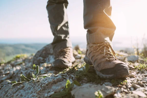 Vue Des Pieds Voyageur Bottes Trekking Sommet Montagne — Photo