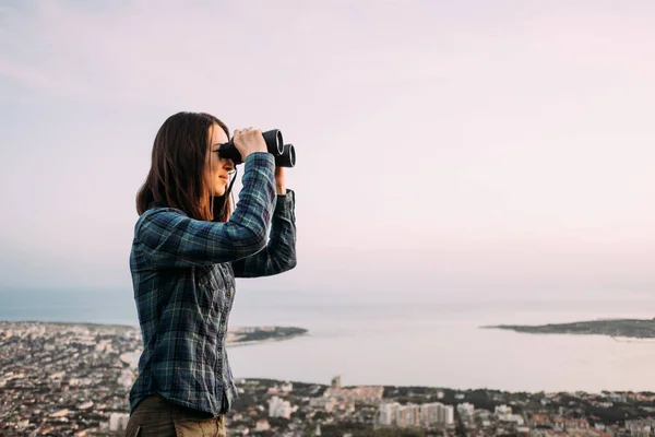 Woman Explorer Looks Binoculars Mountains — Stock Photo, Image