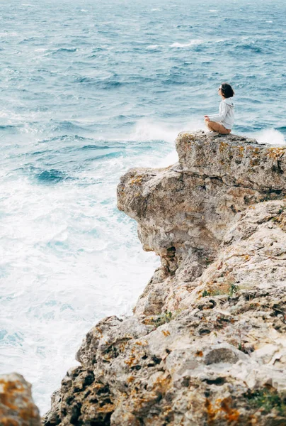 Turista Mujer Sienta Posición Loto Cerca Del Mar Borde Costa —  Fotos de Stock