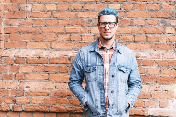 Elegante Moda Joven Guapo Con Pelo Azul Que Lleva Jeans — Foto de Stock