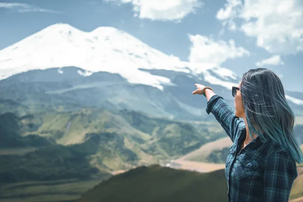 Mujer Joven Viajera Señalando Alta Montaña Nevada — Foto de Stock