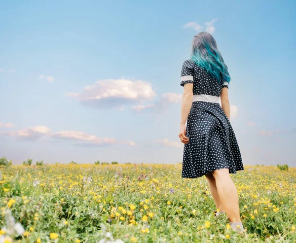 Mulher Irreconhecível Com Cabelo Azul Estão Andando Pelos Campos Flores — Fotografia de Stock