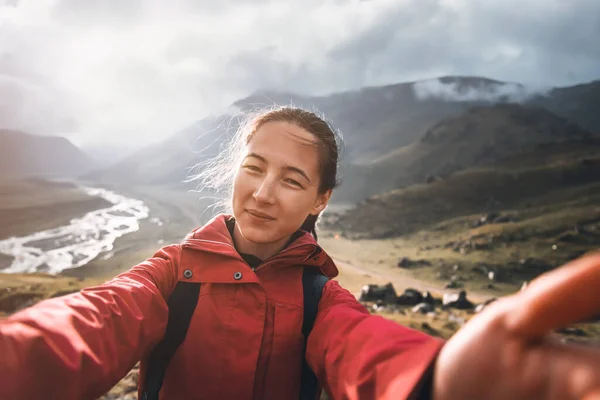 Reisende Backpacker Junge Frau Macht Selfie Auf Hintergrund Des Berges — Stockfoto