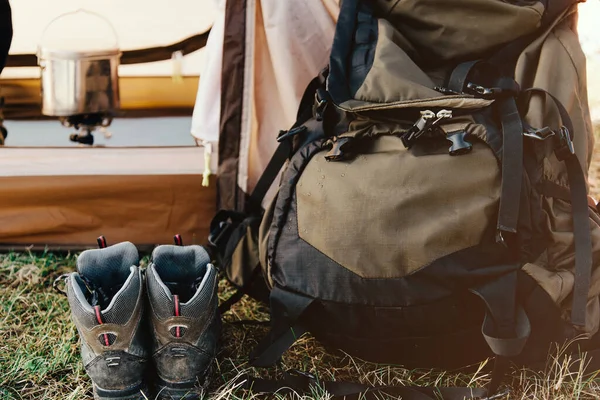 Närbild Vandring Ryggsäck Och Trekking Stövlar Mot Bakgrund Turist Tält — Stockfoto