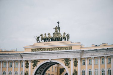 Saint-Petersburg, Rusya, 04 Ağustos 2020: Kemerde Zafer Arabası Anıtı.