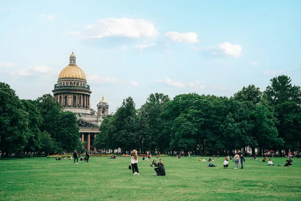 São Petersburgo, Rússia, 12 de agosto de 2020: A paisagem urbana da Catedral de São Isaacs e um gramado com grama verde. — Fotografia de Stock