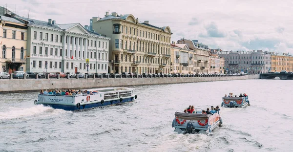 2020年8月6日，俄罗斯圣彼得堡：游船和游船. — 图库照片