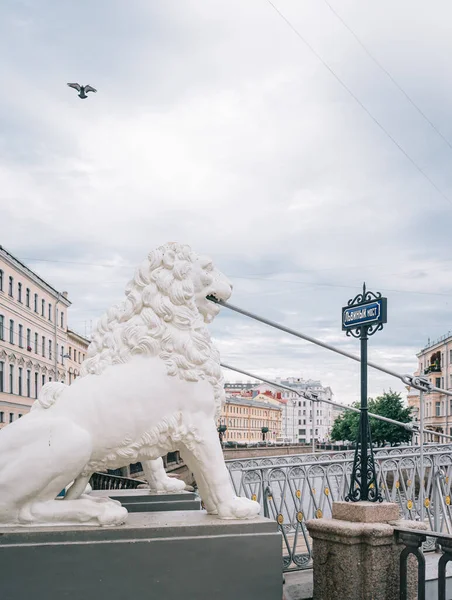 São Petersburgo, Rússia, 22 de agosto de 2020: Esculturas de Leões na Ponte. — Fotografia de Stock