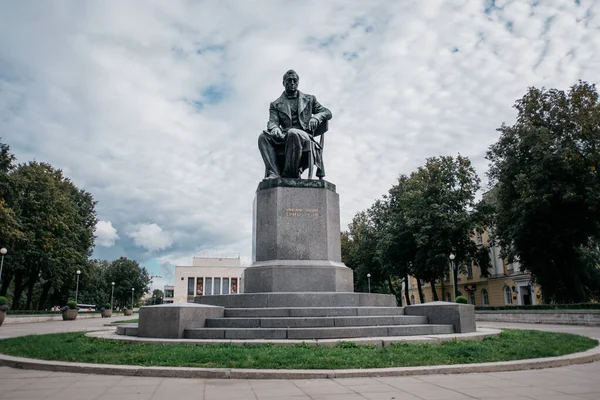 Monumento escultural A. S. Griboyedov em Pionerskaya Square . — Fotografia de Stock