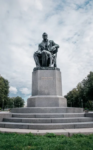 Monumento scultoreo A. S. Griboyedov su Piazza Pionerskaya. — Foto Stock