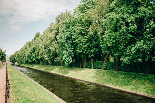 Vista del Canal de los Cisnes - una vía fluvial en la temporada de verano. —  Fotos de Stock