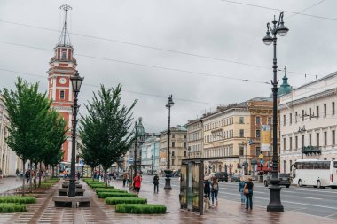 Yayalarla, kasaba halkıyla şehir manzarası. Nevsky 'nin Gostiny Dvor' dan beklentisi.