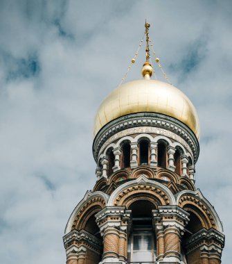 Kurtarıcı Kilisesi 'nin çan kulesinin manzarası. Dökülen kan, yaldızlı bir kubbeyle tamamlandı..