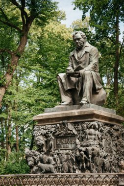 Krilov anıtı 1855 'te Yaz Bahçesi' ne dikildi..