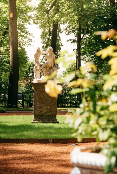 Beeldhouwgroep Satyr en Bacchante van de Zomertuin. — Stockfoto