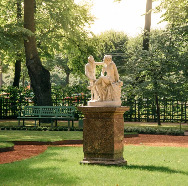 Escultura de mármol Satyr y Bacchante del Jardín de Verano en un día soleado de verano. —  Fotos de Stock