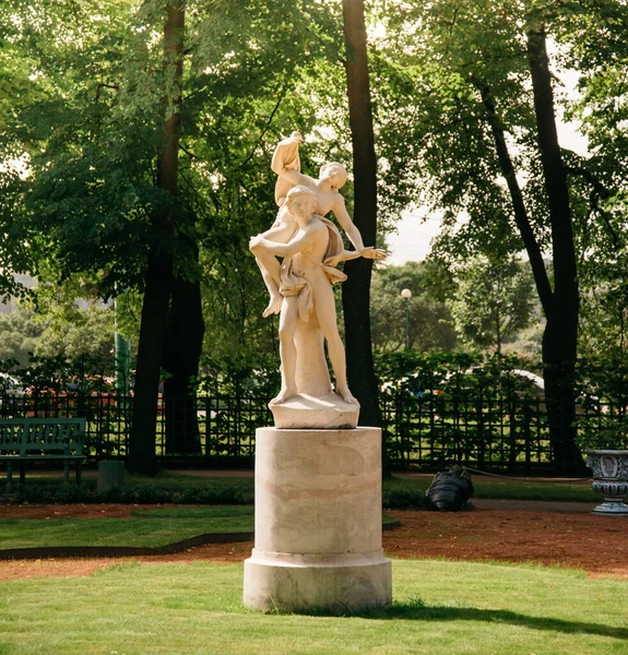 Grupo escultórico de mármol Secuestro de la mujer sabina del jardín de verano. —  Fotos de Stock