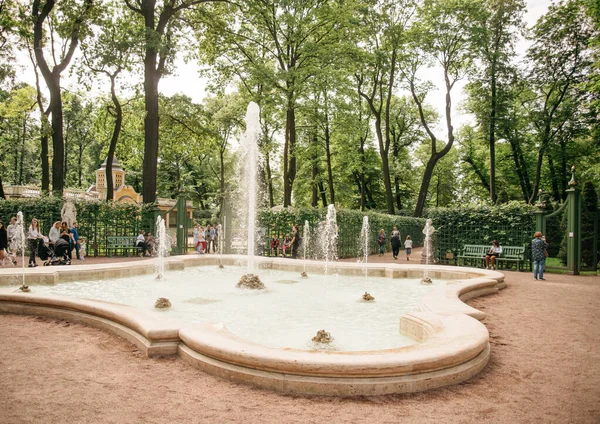 Fuente Heráldica del Jardín de Verano en un soleado día de verano. — Foto de Stock