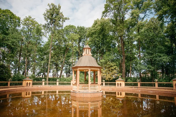 Menagerie Vijver en Gazebo, Bosket in de Zomertuin. — Stockfoto