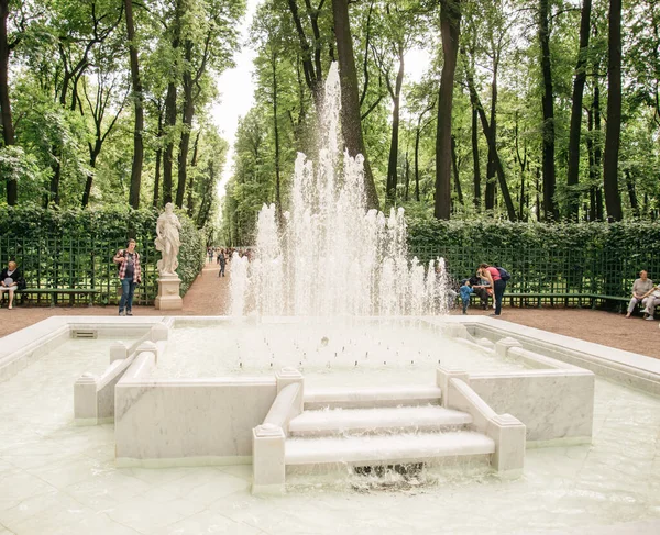 Pirámide de la Fuente en el callejón principal del Jardín de Verano. —  Fotos de Stock