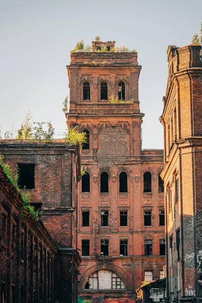 Zříceniny a zničené budovy opuštěné továrny Červený trojúhelník. — Stock fotografie