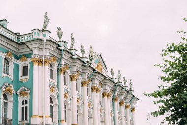 Kış Sarayı 'nın dış cephesinin elementleri Dvortsovaya Embankment tarafından.