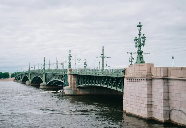 三一桥横跨涅瓦河的吊桥. — 图库照片